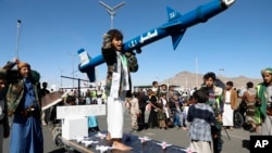 تصویری از یک تجمع اعضا و هواداران حوثی‌ها در صنعا، یمن