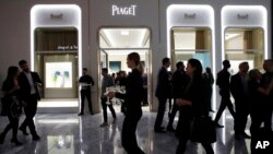 资料照片：纽约市消费者光顾新开的商业购物区。(2019年3月14日)