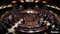 Članovi Parlamentarne skupštine Saveta Evrope upućuju ovacije premijeru Ukrajine Denjusu Šmihalu, nakob njegovog obraćanja putem video linka, na vanrednoj sednici o invaziji Rusije na Ukrajinu, u Strasburu, Francuska, 14. marta 2022.