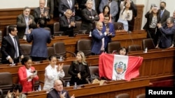 Legisladores celebran la moción de censura contra el presidente de Perú, Pedro Castillo, en el Congreso, en Lima, el 7 de diciembre de 2022.