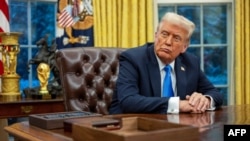 হোয়াইট হাউসের ওভাল অফিসে বসে আছেন যুক্তরাষ্ট্রের প্রেসিডেন্ট ডনাল্ড ট্রাম্প। ওয়াশিংটন, ১১ ফেব্রুয়ারি,২০২৫। 