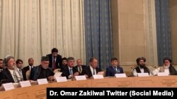 아프가니스탄 탈레반 대표단과 세르게이 라브로프(가운데) 러시아 외무장관 등이 20일 모스크바에서 회의를 진행하고 있다.