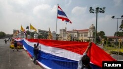 រូបថតឯកសារ៖ ក្រុមបាតុករប្រឆាំង​រដ្ឋា​ភិបាល​ថៃ​លើក​ទង់​ជាតិ​នៅ​ជុំវិញ​របង​នៃ​អាគារ​រដ្ឋាភិបាល​នៅ​ទីក្រុង​បាងកក​ កាល​ពីថ្ងៃទី​១៣ ខែ​ធ្នូ ឆ្នាំ២០១៣។ 