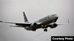 ARCHIVO - Un avión de American Airlines se prepara para aterrizar en el aeropuerto Reagan National cerca de Washington, DC. (Foto: Diaa Bekheet)
