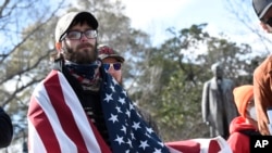 Grupa demonstranata ispred državne skupštine Južne Karoline, 17. januara 2021.