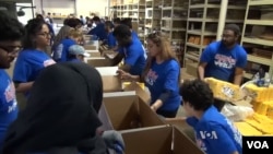 Ko'ngillilar oziq-ovqatni qutilarga joylamoqda