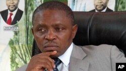 Abilio Kamalata Numa desafia Eduardo dos Santos