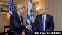 លោក​រដ្ឋ​មន្រ្តី​ការបរទេស​សហរដ្ឋ​អាមេរិក John Kerry ចាប់ដៃ​ជាមួយ​លោក​នាយក​រដ្ឋ​មន្រ្តី​អ៊ីស្រាអែល Benjamin Netanyahu នៅ​ក្រោយ​ការ​ថ្លែង​របស់​អស់​លោក​ទៅ​កាន់​សារព័ត៌មាន មុន​ជំនួប​ទ្វេ​ភាគី​នៅ​ក្នុង​ក្រុង​បែរឡាំង ប្រទេស​អាល្លឺម៉ង់ កាលពី​ថ្ងៃទី២២ ខែតុលា ឆ្នាំ២០១៥។