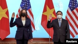U.S. Vice President Kamala Harris meets Vietnam's Prime Minister Pham Minh Chinh during a meeting at the Office of Government, in Hanoi, Vietnam, August, 25, 2021. (REUTERS/Evelyn Hockstein/Pool)
