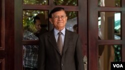 រូបឯកសារ៖ លោក កឹម សុខា ប្រធាន​គណបក្ស​សង្គ្រោះ​ជាតិ​ជួប​ជាមួយ​​ឯកអគ្គ​រាជទូត​នៃចក្រភព​អង់គ្លេស ប្រចាំ​ព្រះរាជាណាចក្រ​កម្ពុជា គឺ​លោកស្រី ទីណា​ រេដស័រ​ (Tina Redshaw)​ នៅ​គេហដ្ឋាន​របស់​លោក​កាលពី​ព្រឹក​ថ្ងៃទី​១៣ ខែវិច្ឆិកា ឆ្នាំ២០១៩។ (ទុំ ម្លិះ/VOA)