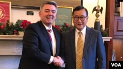 លោក សម រង្ស៊ី ប្រធានស្តីទី​គណបក្សសង្គ្រោះជាតិ ចាប់រលាក់ដៃជាមួយនឹង​លោក​ Cory Gardner ​ប្រធាន​អនុ​គណៈ​កម្មការ​ទំនាក់​ទំនង​បរទេស​របស់​ព្រឹទ្ធ​សភា​សម្រាប់អាស៊ី​បូព៌ា នៅការិយាល័យរបស់លោក Cory Gardner នៅ​ក្នុងរដ្ឋធានីវ៉ាស៊ីនតោន នៅថ្ងៃទី ១១ ខែធ្នូ ឆ្នាំ២០១៩។ (ម៉ែន គឹមសេង/VOA)