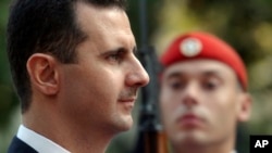 Sirijski predsjednik Bashar Assad pregleda predsjedničku gardu tokom ceremonije dobrodošlice u Atini, 15. decembra 2003. godine.