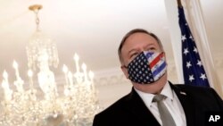 마이크 폼페오 미 국무장관이 19일 국부청사에서 워싱턴을 방문한 보그단 루치안 아우레스쿠 루마니아 외교장관과 함께 기자회견을 가졌다. 