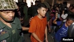 យុវជន គង់ រ៉ៃយ៉ា (កណ្តាល) ត្រូវបាន​នាំ​ខ្លួន​មក​កាន់​តុលាការ​ក្រុង​ភ្នំពេញ កាល​ពី​ថ្ងៃអង្គារ ទី១៥ ខែ​មីនា ឆ្នាំ​២០១៦។ យុវជន​នេះ​ត្រូវបាន​កាត់​ទោស​ឲ្យ​ជាប់​ពន្ធនាគារ​រយៈពេល​១ឆ្នាំ​កន្លះ ដោយសារ​តែ​បាន​បង្ហោះ​លើ​បណ្តាញ​សង្គមហ្វេកប៊ុក​ទាមទារ​ឲ្យ​មាន​បដិវត្តន៍​ពណ៌។ (Reuters/Samrang Pring)