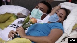 En la foto de archivo unos jóvenes piden la excarcelación de 27 presos políticos y la visita del secretario general de la OEA a Venezuela.