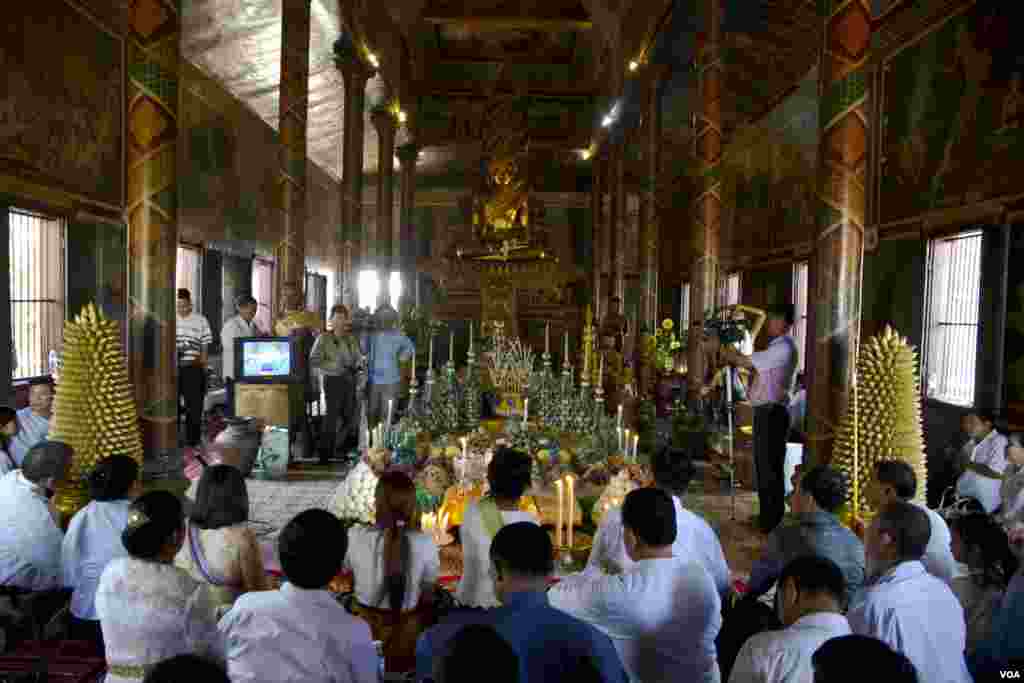 មន្ត្រី​រាជការ​ក្រុងភ្នំពេញ​មួយ​ក្រុម ថ្វាយបង្គំ​ព្រះ​ក្នុង​ពេល​ពិធី​ទទួល​ទេវតា​ឆ្នាំ​ថ្មី។