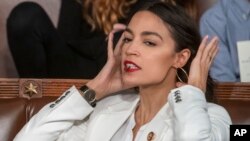 Александрія Оказіо-Кортез поправляє волосся у день відкриття 116-го Конгресу, на Капітолії у Вашингтоні, 3 січня 2019 року