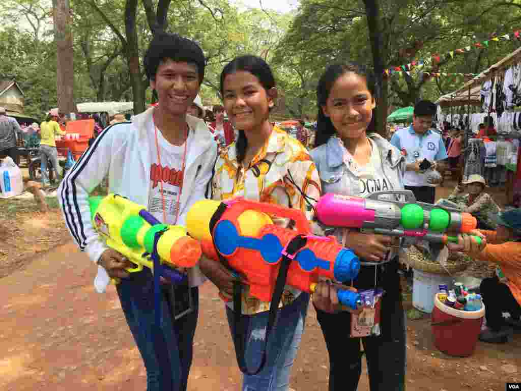 ពលរដ្ឋ​ចូលរួម​ពិធី​បុណ្យ​ចូល​ឆ្នាំ​ប្រពៃ​ណីជាតិ​ខ្មែរ​ ​ក្នុង​ថ្ងៃទី១​នៅ​ក្នុង​ក្រុងបុរាណ​អង្គរ​ ក្នុង​ថ្ងៃ​​ទី១៤​ខែ​មេសា​ឆ្នាំ​២០១៨។​ (ប៉ូច រាសី/VOA)​ 