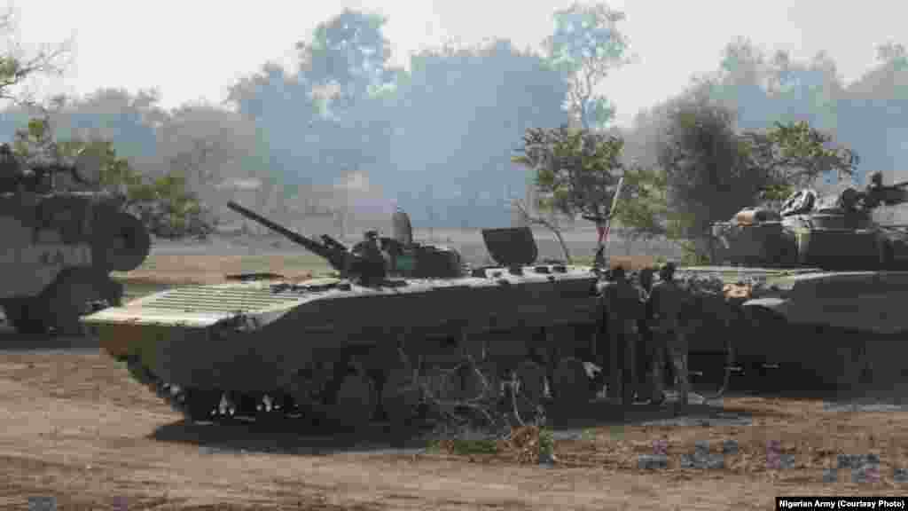 Sojojin Najeriya cikin dajin Sambisa inda suka kama tare da kona wasu sansanonin 'yan Boko Haram