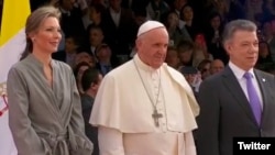Papa Francisco a su llegada a Colombia fue recibido por el presidente Juan Manuel Santos y la primera dama María Clemencia Rodríguez de Santos. Foto: @papacol. Sept. 6, 2017
