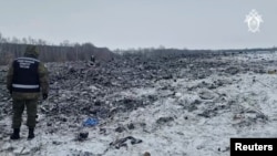 Слідчий комітет Росії оприлюднив кадри з місця падіння військового літака Іл-76 у Бєлгородській області.
