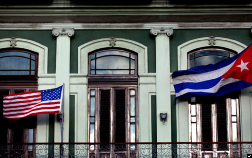 Le drapeau des États-Unis et celui de Cuba devant le département d'état américain, le 20 juillet 2015.