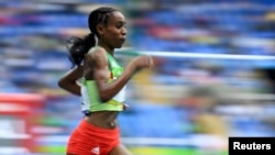 Almaz Ayana akielekea kushinda medali ya dhahabu katika mita 10000 Rio de Janeiro