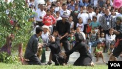 រូប​ឯកសារ៖ សិស្ស​និស្សិត​ អ្នក​រស់រាន​មានជិវិត​ពី​របប​ខ្មែរ​របប ព្រះសង្ឃ​​និង​សមាជិក​គណបក្ស​ប្រជាជន​កម្ពុជា​ ជាង​១.០០០​នាក់​ទស្សនា​ការ​សម្ដែង​ការ​ធ្វើ​ទារុណកម្ម​នៃ​របប​ប្រល័យ​ពូជសាសន៍​ ប៉ុល ពត​ នៅ​វាលពិឃាត​ជើង​ឯកនៅ​រាជធានី​ភ្នំពេញ​​កាល​ពី​​ថ្ងៃ​ទី​២០​ឧសភា ២០១៦ ក្នុង​ឱកាស​ទិវា​នៃ​ការ​ចងចាំដើម្បី​រំឭក​ដល់​​វិញ្ញានក្ខ័ន្ធ​​អ្នក​ដែល​ស្លាប់​នៅ​របប​ប្រល័យ​ពូជសាសន៏​ចាប់​ពី​ឆ្នាំ​១៩៧៥​ដល់​១៩៧៩។