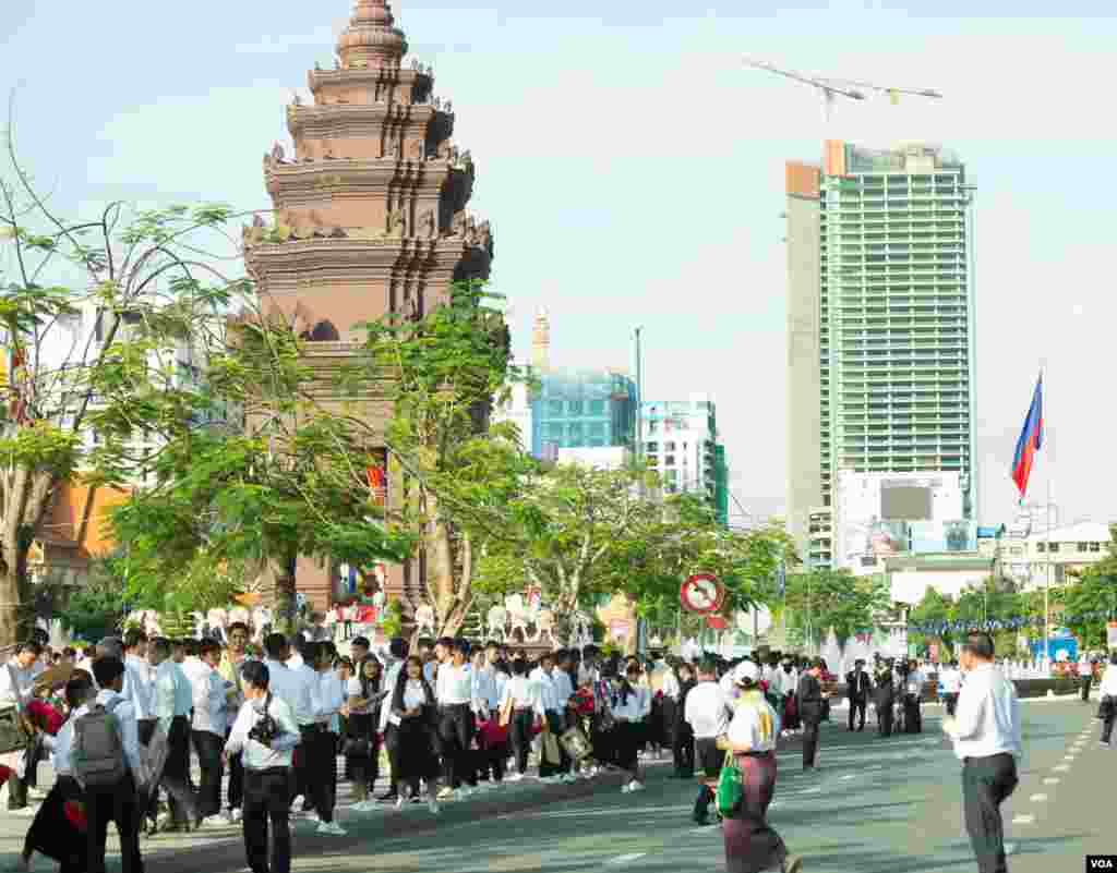 Students hold flowers to celebrate 65th anniversary of Independent Day on the 9th November, 2018.(Tum Malis/VOA)&nbsp;