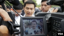 PM Thailand Abhisit Vejjajiva mengunjungi korban yang terluka di propinsi Surin, Thailand (27/4).