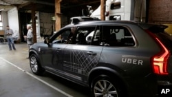 ARSIP – Foto yang diambil hari Selasa tanggal 13 Desember 2016 menunjukkan mobil swakemudi Uber yang diperagakan di sebuah garasi di San Fransisco (foto: AP Photo/Eric Risberg, Arsip)