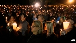 សមាជិក​នៃ​សហគមន៍​បាន​ប្រមូល​ផ្តុំ​គ្នា​ដើម្បី​កាន់ទុក្ខ​ឲ្យ​អ្នក​ស្លាប់​នៅ​ក្នុង​ការ​បាញ់​ប្រហារ​នៅ​សាកលវិទ្យាល័យ Umpqua Community College នៅ​ក្នុង​ក្រុង Roseburg រដ្ឋ Oregon កាលពី​ថ្ងៃទី១ ខែតុលា ឆ្នាំ២០១៥។