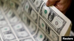 FOTO DE ARCHIVO: Billetes de dólares durante la producción en la Oficina de Grabado e Impresión en Washington. REUTERS/Gary Cameron 