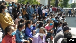 រូបឯកសារ៖ កម្មករនិយោជិក​ក្រុមហ៊ុន​ណាហ្គាវើល​ជាង១០០ នាក់ ប្រមូលផ្តុំគ្នា​មកដាក់​ញត្តិ​ស្នើ​សុំជំនួយ​ពី​រដ្ឋាភិបាល និង​ប្រាក់​ឧបត្ថម្ភ​ពី​ក្រុមហ៊ុន​នៅខាងមុខ​ក្រសួង​ការងារ និង​បណ្តុះ​បណ្តាល​វិជ្ជាជីវៈ អំឡុងពេល​ដែល​ត្រូវបាន​ព្យួរការងារ​ក្នុងពេលដែល​មាន​ជំងឺ​កូវីដ១៩។ 