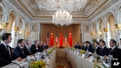 美國總統川普及其手下高官同中國主席習近平及其手下高官在海湖莊園舉行雙邊會談(2017年4月7日)