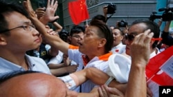 អ្នក​គាំទ្រ​រដ្ឋភិបាល​ក្រុង​ប៉េកាំង (រូប​ស្តាំ)​ ប៉ះទង្គិច​ជាមួយ​នឹង​អ្នក​តវ៉ា​ដែល​គាំទ្រ​លទ្ធិ​ប្រជាធិបតេយ្យ​កំឡុង​ពេល​ការ​ប្រមូល​ផ្តុំ​គ្នា​មួយ​ដើម្បី​ផ្សព្វផ្សាយ​កំណែ​ទម្រង់​ការ​បោះឆ្នោត​នៅ​ហុងកុង​ កាលពី​ថ្ងៃទី២៥ ខែមេសា ឆ្នាំ២០១៥។