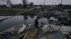 Una mujer camina por un puente destrozado en Bakhmut, Ucrania, el 11 de noviembre de 2022. 