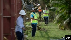 Personal de la empresa Liberty Cable trabajó en 2017 para restaurar las líneas de fibra óptica tras el paso del huracán María por Puerto Rico.