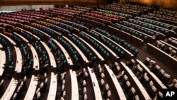 សមាជិករដ្ឋសភាថៃចូលរួមប្រជុំសម្រេចលើសំណើចំនួន ៧ ចំណុចឲ្យមានការកែប្រែរដ្ឋធម្មនុញ្ញដោយក្រុមបាតុករគាំទ្រលទ្ធិប្រជាធិបតេយ្យ នៅទីក្រុងបាងកក ប្រទេសថៃ កាលពីថ្ងៃទី ១៨ ខែវិច្ឆិកា ឆ្នាំ២០២០។