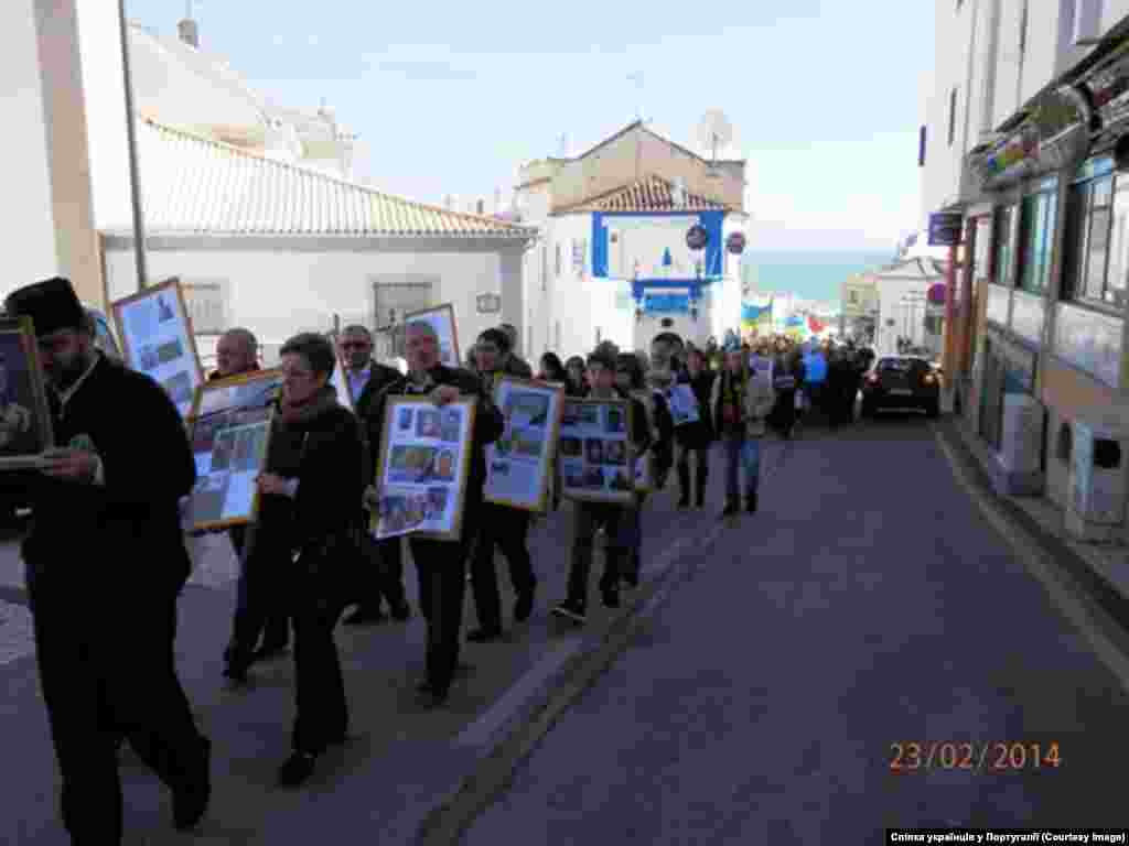 Албуфейра "Люди несли портрети Героїв Небесної сотні. По дорозі до Церкви зустрічали багато португальців та англійців які підтримували нас. Люди скандували: &laquo;Небесним Героям Слава&raquo;, &laquo;Герої Невмирають&raquo;, &laquo;Путін, руки геть від України, Україна - Вільна Держава&raquo; Біля Церкви священники двох конфесій відправили Панахиду за померших", - повідомляє Спілка українців Португалії.