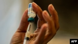 Medicinska sestra priprema vakcinu protiv morbila. (Foto: Johannes EISELE/AFP)