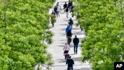 Socijalna distanca u njemačkom gradu Keln, 3. maj 2020,