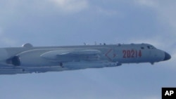 រូបឯកសារ៖ យន្តហោះ​ទម្លាក់​គ្រាប់បែក H-6 របស់​កងទ័ពអាកាស​រំដោះ​ប្រជាជន​ចិន ដែល​បំពាក់​ដោយ​មីស៊ីល​សម្រាប់​បាញ់​ទៅ​លើ​នាវា YJ-12 ត្រូវបាន​គេ​ឃើញ​កំពុង​ហោះហើរ​នៅក្បែរ​តំបន់​ដែល​កំណត់​អត្តសញ្ញាណ​ការពារ​ដែន​អាកាស​តៃវ៉ាន់ ដែល​នៅ​ក្បែរ​កោះតៃវ៉ាន់​កាលពី​ថ្ងៃ​ទី១៨ ខែកញ្ញា ឆ្នាំ២០២០។