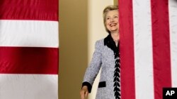 Hillari Klinton saylovchilar oldida gapirish uchun minbarga chiqmoqda. Pitsburg, 14-iyun, 2016-yil.