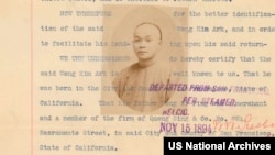 ภาพของหว่อง คิม อาร์ก บนเอกสารเดินทางออกนอกสหรัฐฯ (ที่มา: U.S. National Archives)