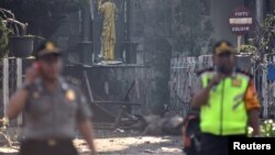 La police devant une des églises attaquées dimanche à Surabaya, Indonésie, le 13 mai 2018. 