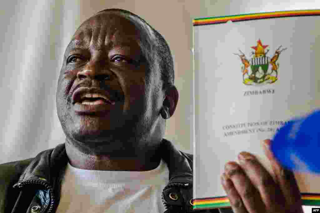 Le secrétaire général de l'association des vétérans de guerre de la libération nationale du Zimbabwe, Victor Matemadanda, à Harare, au Zimbabwe, le 15 novembre 2017.