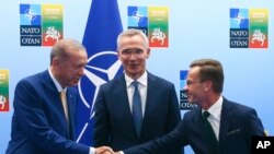 Turski predsjednik Redžep Tajip Erdogan se rukuje sa švedskim premijerom Ulfom Kristersonom, u prisustvu generalnog sekretara NATO-a Jensa Stoltenberga, pred NATO samit i Viljnusu u julu 2023. godine (Foto: AP/Yves Herman)