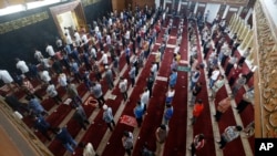 Salat Jumat dengan jarak sekitar 1 meter satu sama lain di sebuah masjid di Bandung, Jawa Barat, untuk mencegah perebakan virus corona, Jumat (20/3). (Foto: dok).