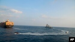 En esta imagen, distribuida por la Armada de India en X, un equipo de bomberos del INS Calcuta responde a un incendio en un mercante con bandera de Liberia, el MSC Sky II, provocado por un supuesto ataque con un dron o un misil en el Golfo de Adén, el 5 de marzo de 2024.